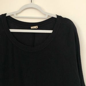 Mid-sleeved, black shirt